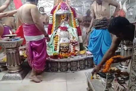कोरोना के कारण अभी भस्म और शयन आरती के दौरान श्रद्धालुओं के प्रवेश पर रोक है.