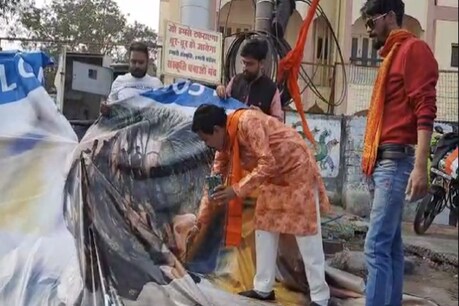 कार्यकर्ताओं का आरोप है कि तांडव में हिंदी देवी-देवताओं का अपमान किया गया है.