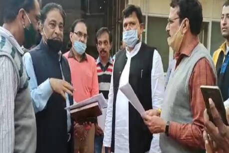 बिजली कर्मचारियों ने मंत्री प्रद्युम्न सिंह को ज्ञापन सौंपा.