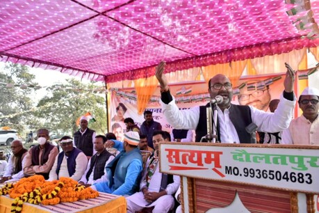 अजय सिंह लल्लू के खिलाफ गैर जमानती वारंट जारी किया गया है. (Pic Courtesy-@AjayLalluINC)