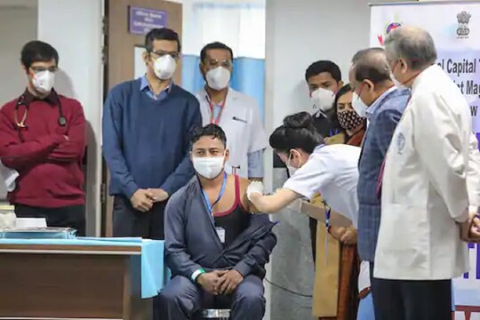 सफाईकर्मी मनीष कुमार कोरोना वायरस वैक्‍सीन लगवाते हुए . (PTI)