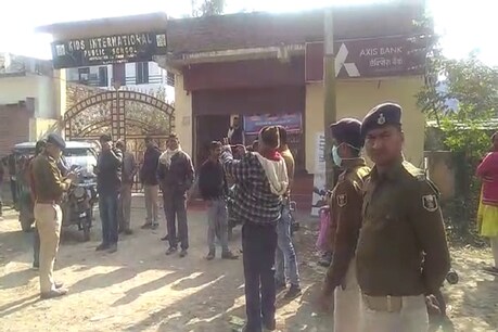 बिहार के वैशाली स्थित एक्सिस बैंक में हुई लूट की घटना के बाद मामले की पड़ताल के लिए पहुंची पुलिस