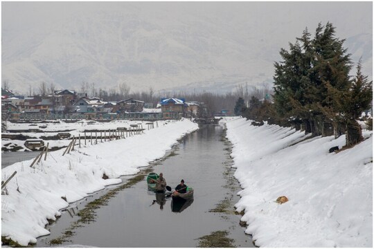 श्रीनगर में बीती रात पिछले 30 वर्षों में सबसे ठंडी रात रही. श्रीनगर में न्यूनतम तापमान शून्य से 8.4 डिग्री सेल्सियस नीचे दर्ज किया गया, जो 30 वर्षों में शहर का सबसे कम तापमान है. (फोटो- AP)