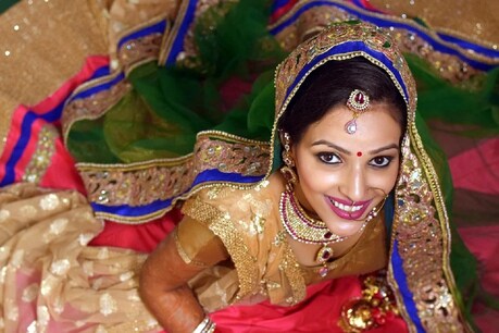 विवाहित महिलाएं बाल झाड़ते समय कभी ना करें ये गलतियां,हो सकता है सर्वनाश