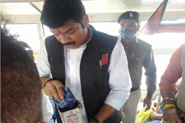 PHOTOS : परिवहन मंत्री ने देखा बसों का हाल- इमरजेंसी गेट पर सीट लगी थी, फर्स्टएड बॉक्स में पुरानी दवाई भरी थीं