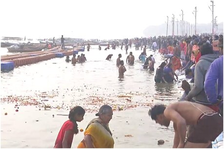 मेला प्रशासन ने लगभग 25 लाख श्रद्धालुओं के संगम में आस्था की डुबकी लगाने का अनुमान लगाया है.
