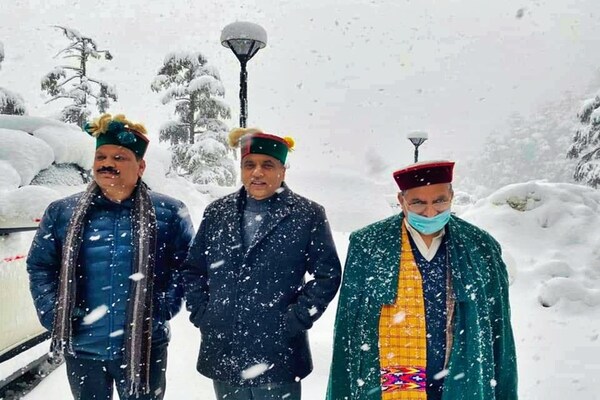 Snowfall in Himachal: गवर्नर-CM ने लिया बर्फबारी का लुत्फ, पैदल घर पहुंचे कांग्रेस अध्यक्ष राठौर