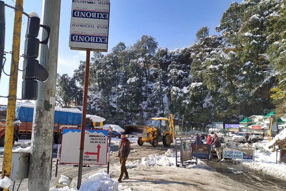 Snowfall in Himachal sun appears after heavy snowfall in himachal shimla life disrupts hpvk