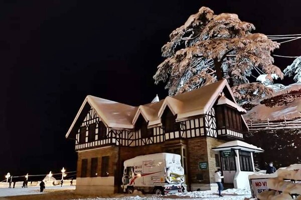 PHOTOS: 13 साल बाद शिमला में रिकॉर्ड 2 फीट बर्फबारी, कई जगह बत्ती गुल, बसें बंद