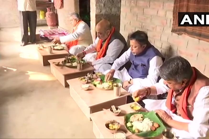 24 साउथ परगना पहुंचे शाह ने कैलाश विजयवर्गीय, मुकुल रॉय और दिलीप घोष के साथ बांग्लादेश के प्रवासी परिवार के घर पर खाना खाया. उन्होंने अपने दौरे पर राज्य में तूफान और आपदा के मुद्दे को भी उठाया. गृहमंत्री ने कहा कि अगर बीजेपी सरकार अंफान राहत कोष में हुए भ्रष्टाचार की जांच कराएगी. साथ ही शाह ने ऐलान किया है कि सत्ता में आने पर राज्य में तूफान और प्राकृतिक आपदाओं से बचाव के लिए एक टास्क फोर्स का गठन किया जाएगा. (फोटो: ANI/Twiter)