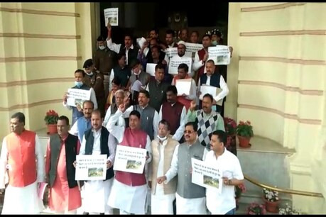 बिहार विधानसभा में विरोध करते राजद के विधायक