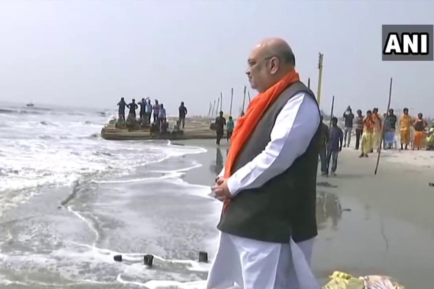 सभा के दौरान शाह ने कहा क्या बंगाल में दुर्गा पूजा नहीं होनी चाहिए? इसके लिए अदालत की अनुमति की जरूरत होती है. क्या सरस्वती पूजा नहीं होनी चाहिए? उन्होंने इसे बंद किया. शाह ने कहा केवल बीजेपी के दबाव के बाद ही उन्हें सरस्वती देवी की पूजा करते देखा गया था. दीदी बंगाल जानता है कि आपने स्कूलों में सरस्वती पूजन रोकी थी. शाह ने दावा किया है कि राज्य में बीजेपी की सत्ता आती है, तो महिलाओं को 33 फीसदी से ज्यादा आरक्षण दिया जाएगा. (फोटो: ANI/Twiter)