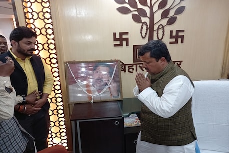 पटना में मंत्रालय स्थित कक्ष में पिता की तस्वीर को प्रणाम करते नितिन नवीन