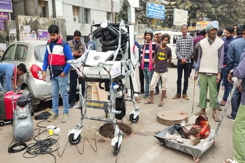 पटना में नाले की सफाई करता रोबोट