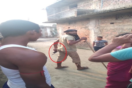 बिहार के बेगूसराय में युवक को मारी गोली (तमंचा लिए आरोपी की तस्वीर)