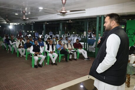 पार्टी के विधायकों की बैठक में तेजस्वी यादव