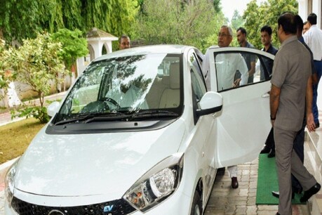इलेक्ट्रिक कार के साथ बिहार के सीएम नीतीश कुमार (फाइल फोटो)
