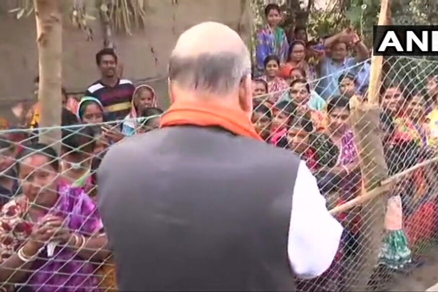 24 परगना जिले के नामखाना गांव में समर्थकों को संबोधित करते हुए शाह ने कहा कि बीजेपी की जंग बंगाल को शोनाल बांग्ला बनाने की है. 5वीं परिवर्तन यात्रा की शुरुआत के दौरान शाह ने कहा कि पार्टी का मकसद ममता बनर्जी की सरकार को हटाना नहीं है. बल्कि, यह सुनिश्चित करना है पश्चिम बंगाल की स्थिति में बदलाव हो, राज्य के गरीबों के हालात बदलें और राज्य में महिलाओं की स्थित बदल सके. (फोटो: ANI/Twiter)