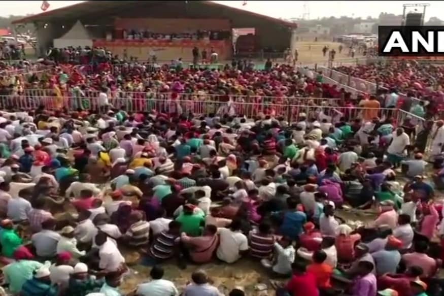 उन्होंने सीएम ममता बनर्जी की सरकार पर राज्य में नमामी गंगे कार्यक्रम लागू नहीं करने का आरोप लगाया. बंगाल पहुंचे शाह ने गंगासागर, कपिल मुनि आश्रम, भारत सेवाश्रम संघ भी पहुंचे. सेवाश्रम में उन्होंने संस्थापक स्वामी प्रणवानंद की 125वीं जयंती पर श्रद्धांजलि अर्पित की. राज्य में इस साल अप्रैल-मई में चुनाव हो सकते हैं. (फोटो: ANI/Twiter)