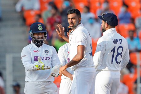 वर्ल्ड टेस्ट चैंपियनशिप का फाइनल साउथैंप्टन में होगा (ICC World Test Championship) में टॉप रैंकिंग हासिल कर ली है. अहमदाबाद में भारत ने महज दो दिन में ही मेहमान टीम को हरा दिया और इसके साथ ही इंग्लैंड के फाइनल में पहुंचने की सारी राह बंद हो गई. वहीं दूसरी ओर भारत का अब फाइनल में पहुंचना लगभग तय लग रहा है.