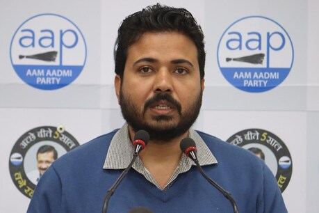 आम आदमी पार्टी के निगम प्रभारी दुर्गेश पाठक ने मेयर जय प्रकाश पर दिल्ली शहरी आश्रय सुधार बोर्ड (DUSIB) की जमीन कब्जाने का आरोप लगाया है.