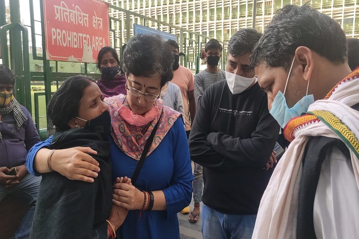 Atishi Marlena, Aam Aadmi Party, AAP, Attack On Girl students, kalkaji, BJP, Delhi Police, आम आदमी पार्टी, आतिशी मार्लेना, आप, अरविंद केजरीवाल, दिल्ली सरकार, छात्रा के भाई पर हमला, बीजेपी, दिल्ली पुलिस, लड़की के साथ छेड़खानी