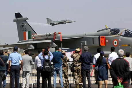 आत्मनिर्भर भारत के तहत जाने वाले कई ड्रोन और लड़ाकू विमान, दुश्मन को आसमान से करेंगे ध्वस्त. (प्रतीकात्मक फोटो-AP)