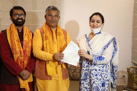 मुलायम सिंह यादव की बहू अपर्णा यादव ने राममंदिर निर्माण के लिए ग्यारह लाख का चेक सौंपा.