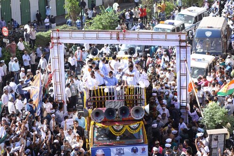 अरविंद केजरीवाल ने सूरत नगर निगम में 27 सीटें जीतने पर रोड शो कर जनता से मुलाकात की.
