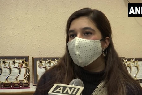 15 साल की उम्र में लाइसेंस पानी वाली आयशा अजीज सबसे युवा छात्र थीं. (फोटो: ANI/Twitter)