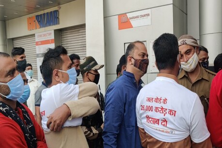 इसी घोटाले को उजागर करने के लिए बीजेपी मेट्रो में सफर करने वालों 30 लाख लोगों के बीच में ये अभियान कर रही है.