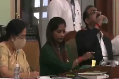 बीएमसी जॉइंट कमिश्नर ने गलती से पिया हैंड सैनिटाइजर (Photo- ANI Videograb)