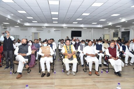 एनडीए विधानमंडल की बैठक में मुख्यमंत्री नीतीश कुमार होस्ट बने थे, इसमें एनडीए के तमाम विधायक और मंत्री पहुंचे थे