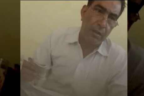 Viral Video: चरखी दादरी में पंचायत का अधिकारी रिश्वत लेते पकड़ा गया तो डीसी ने किया सस्पेंड.