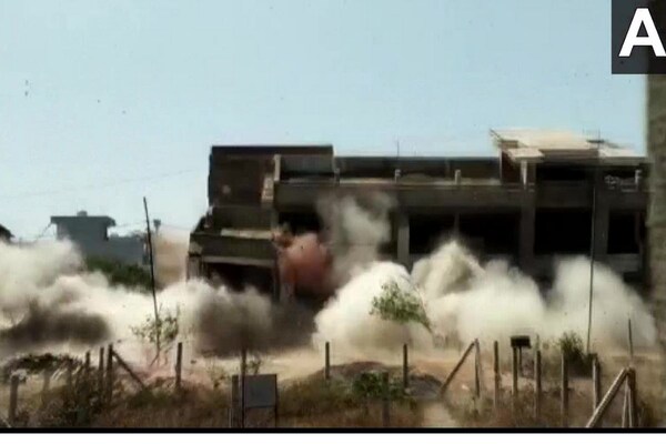 Photos: 5000 स्क्वेयर फीट में फैला था शॉपिंग कॉम्पलेक्स, डायनामाइट से ऐसे उड़ाया