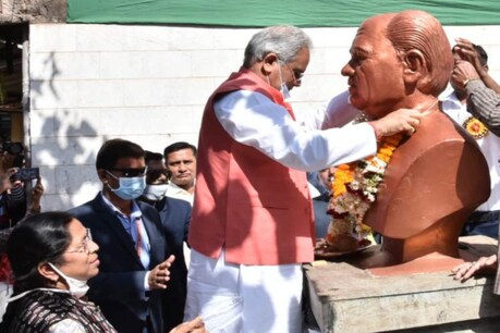 कॉलेज परिसर में चंदूलाल चन्द्राकर की प्रतिमा का अनावरण सीएम भूपेश बघेल ने किया.