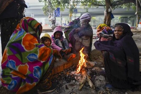 ठंड से बचने के लिए आग सेकते लोग. (प्रतीकात्मक तस्वीर))