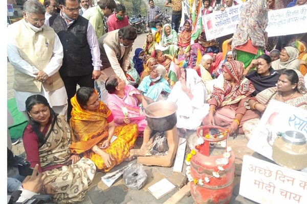 MP: महंगाई के खिलाफ एक प्रदर्शन ऐसा भी, आखिर कांग्रेसियों ने सड़क पर बैठकर किया क्या?