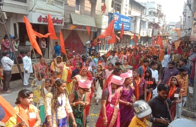  शोभायात्रा शहर के विभिन्न मार्गों से निकाली गई.जगह जगह चौराहों पर लोगों ने फूल बरसाकर स्वागत किया.शोभायात्रा दोपहर में भोजशाला पहुंची जहां वाग्देवी का तेल चित्र स्थापित किया गया और इसके बाद महाआरती की गई.