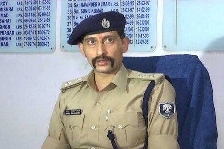 अमनौर के प्रभारी थानाध्यक्ष (एसएचओ) को मनु महाराज का फोन नहीं उठाना भारी पड़ गया और फोन नहीं उठाने पर मनु महाराज ने प्रभारी थानाध्यक्ष को सस्पेंड कर दिया
