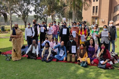 स्टॉफ को सैलरी नहीं मिलने पर दिल्ली सरकार के खिलाफ धरना देकर अपना विरोध प्रदर्शन दर्ज किया है.