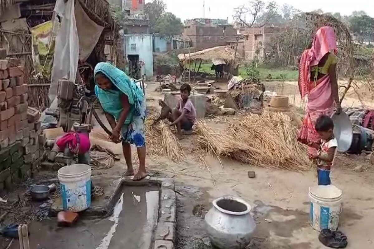 हुसैनपुर गांव के नियमित रूप से बिजली बिल जमा करने बाले भी अंधेरे में रहने को मजबूर हैं.