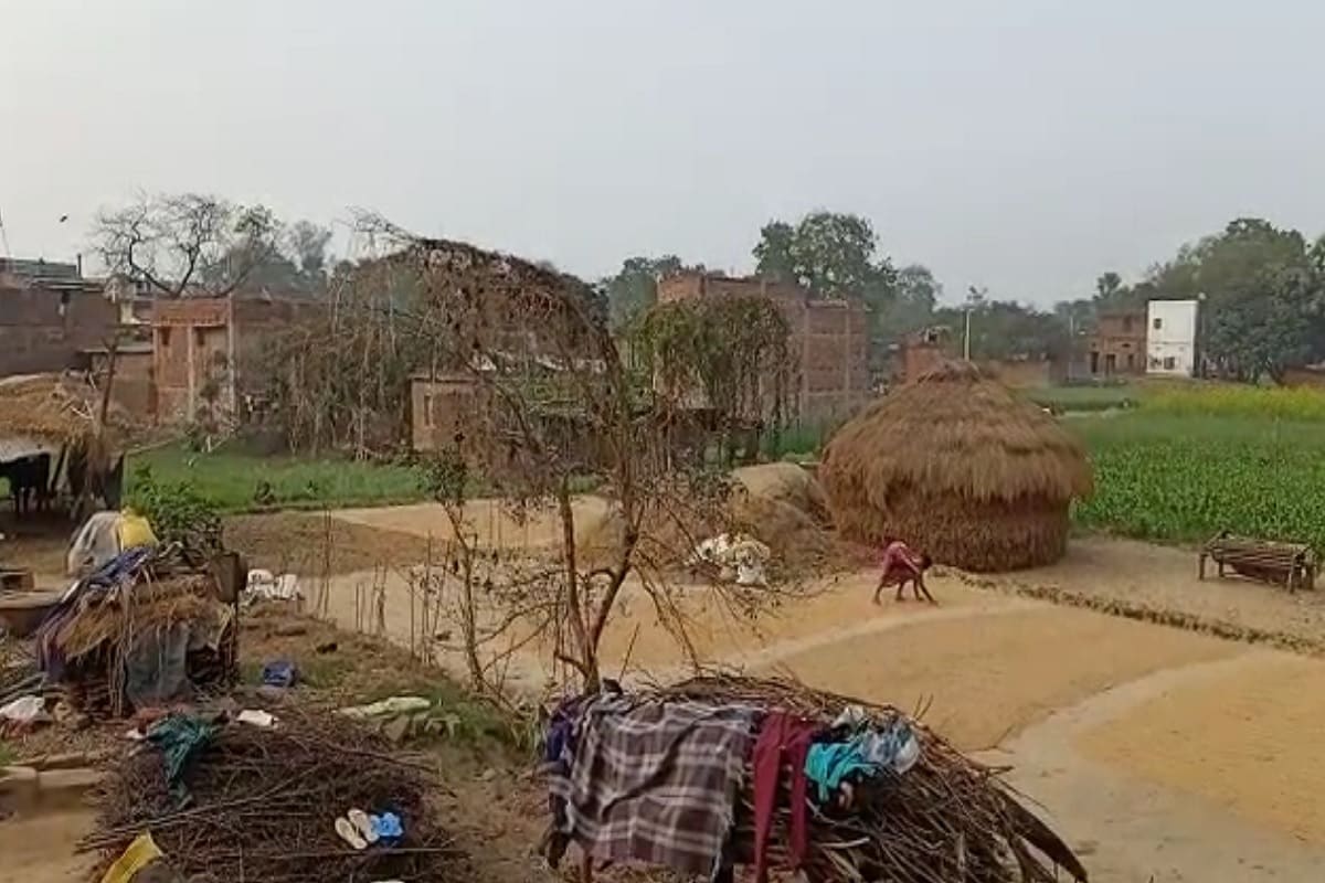 बिजली विभाग के कर्मचारियों ने बताया कि इस गांव के 90% लोग बिजली का भुगतान नहीं कर रहे हैं.