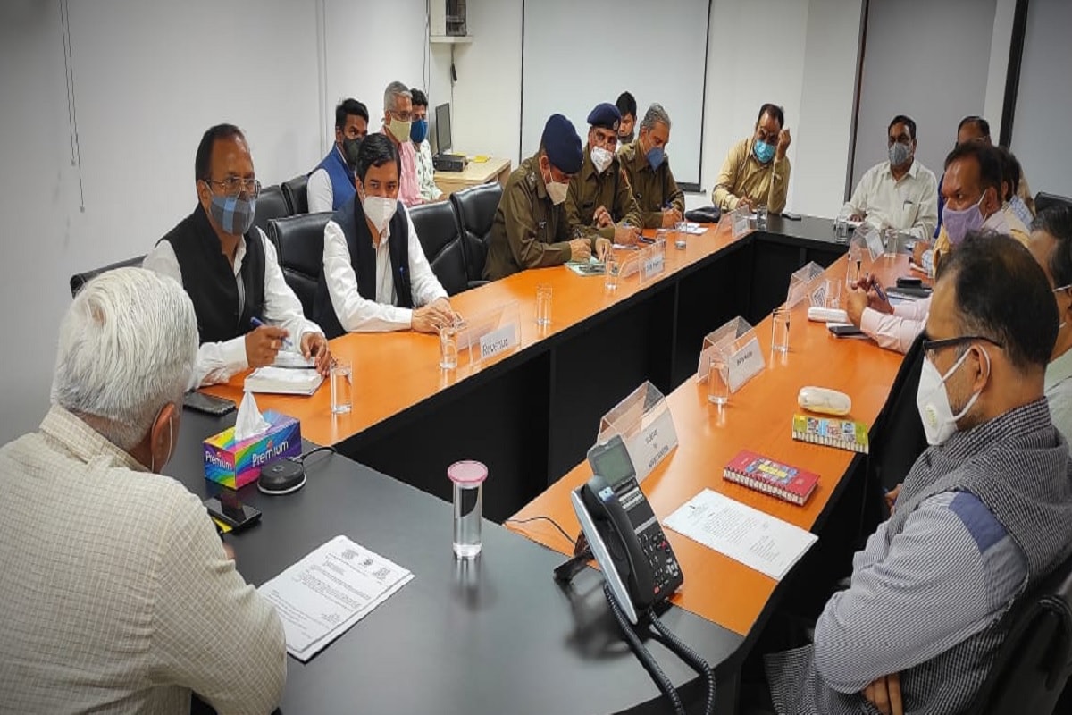 Encroachment in delhi, arvind kejriwal, pwd, delhi police, mcd, rajendra pal gautam, अरविंद केजरीवाल, एमसीडी, दिल्ली नगर निगम, पीडब्ल्यूडी, लोक निर्माण विभाग, अवैध कब्जा, नशा का कोरबार, सड़क पर जाम, दिल्ली नगर निगम, राजेंद्र पाल गौतम