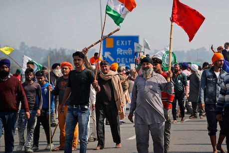 केंद्र सरकार के तीन नए कृषि कानूनों के खिलाफ किसान बीते साल से प्रदर्शन कर रहे हैं. (प्रतीकात्मक तस्वीर-AP)