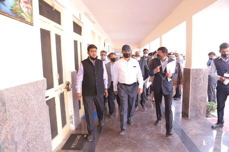 उत्तर रेलवे महाप्रबंधक आशुतोष गंगल ने कतार सिंह वाला रेलवे स्टेशन का निरीक्षण किया.