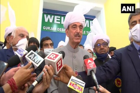 जम्मू के एक कार्यक्रम में मीडिया से बात करते गुलाम नबी आजाद. (ANI/28 Feb 2021)