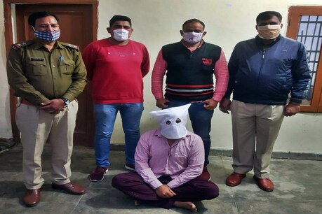 हरियाणा पुलिस की गिरफ्त में नकली नोट छापने का आरोपी.