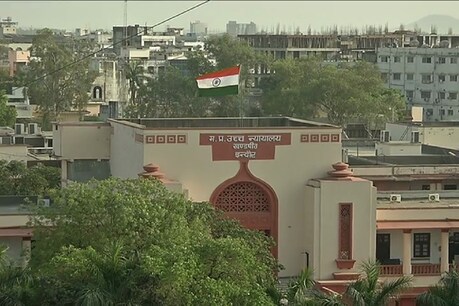 मध्य प्रदेश हाईकोर्ट की इंदौर खंडपीठ ने प्रदेश में जल्दी निकाय चुनाव कराने के आदेश दिये हैं.