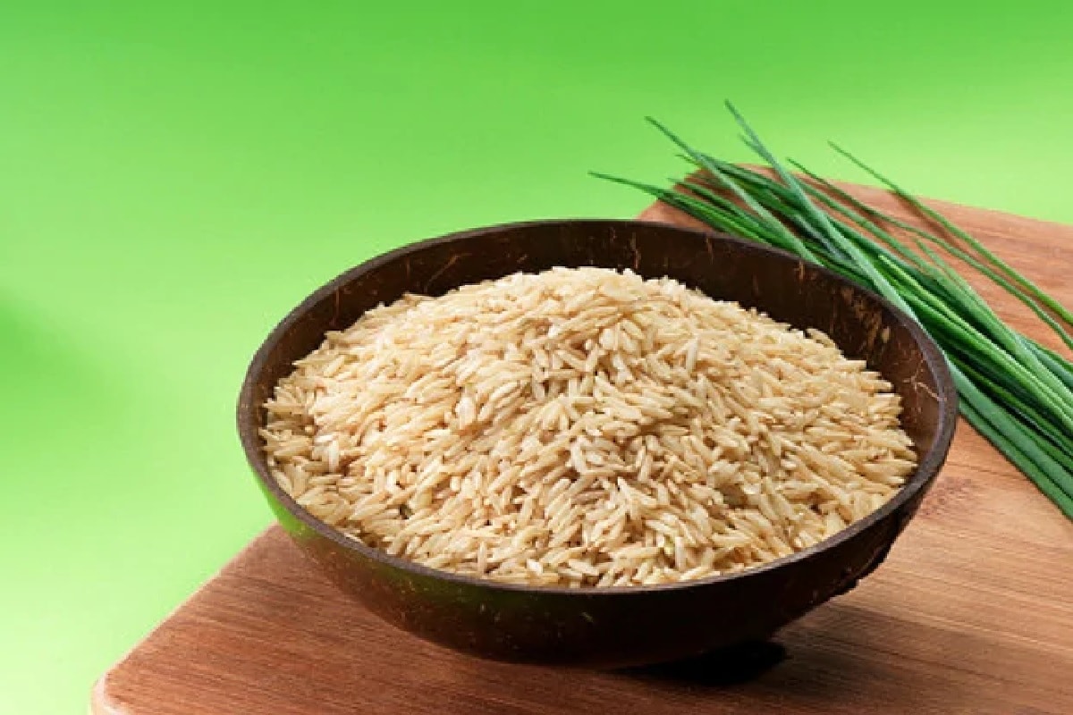 Рис и бурый рис разница. Бурый рис. Необработанный рис. Коричневый рис каша. Неочищенный рис.